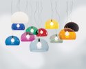 Die Hängeleuchte Fly von Kartell wurde vom Designer Philippe Starck entworfen. Inspiration für diese transparenten farbigen Lampenschirme waren Seifenblasen!     © Kartell